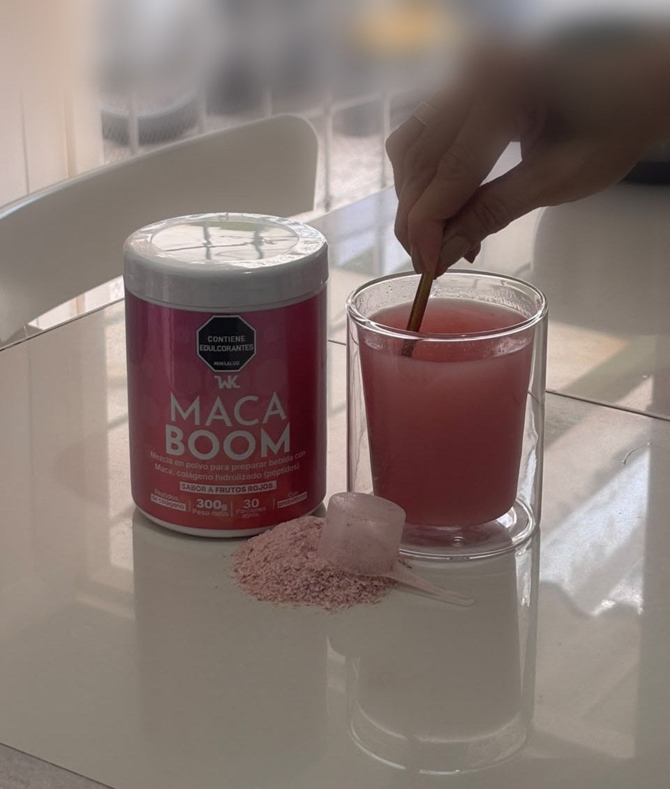 Mezclando MacaBoom con una cuchara: la bebida queda líquida, no espesa