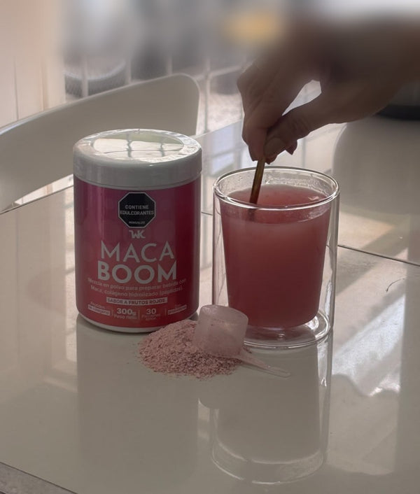 Preparación real de MacaBoom: el tarro, una cucharada de 10 g de polvo con su scoop, y la bebida ya disuelta en el vaso