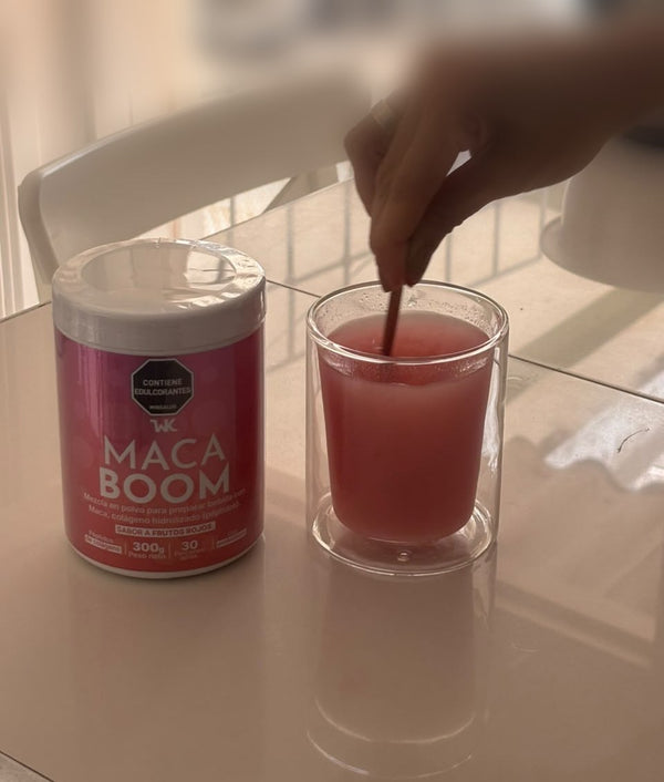 MacaBoom ya preparado en un vaso: la bebida queda líquida y translúcida
